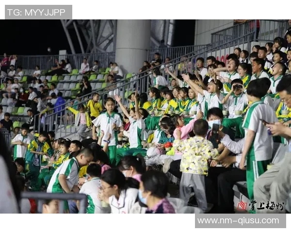 足球巨星机场人气爆棚粉丝围堵 球迷狂热追星现场热烈互动 足球巨星机场人气爆棚粉丝围堵 球迷狂热追星现场热烈互动